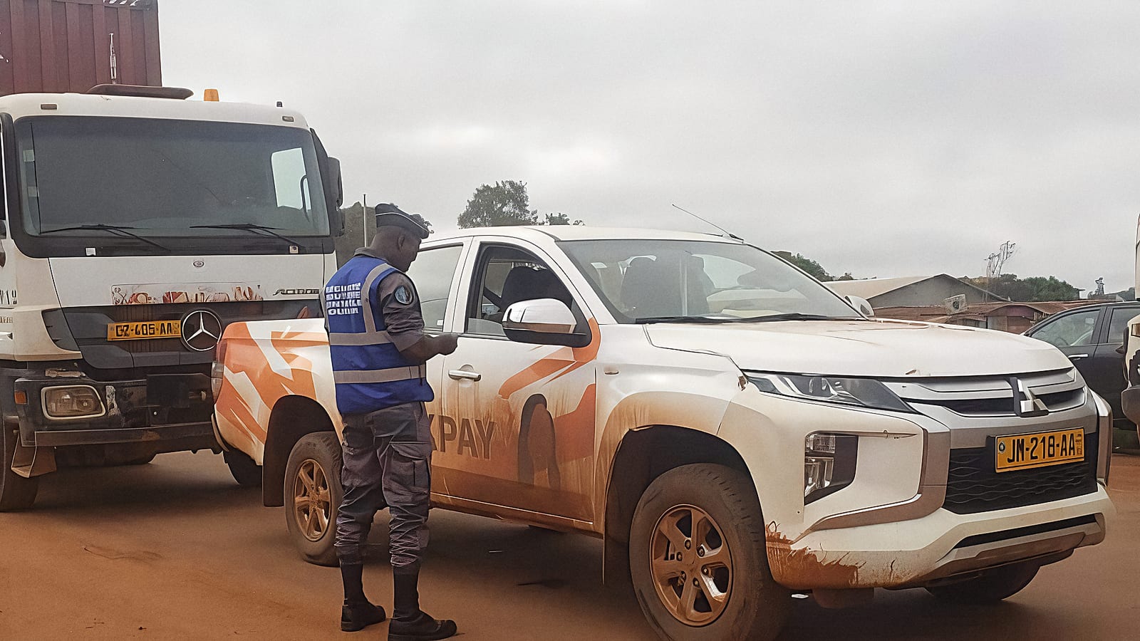 Route nationale au Gabon avec plusieurs véhicules en circulation
