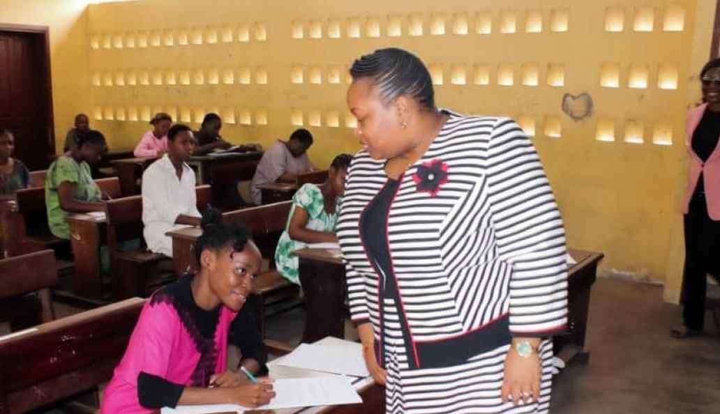 Salle de classe avec des élèves assis à leur table, en train de composer pour le baccalauréat