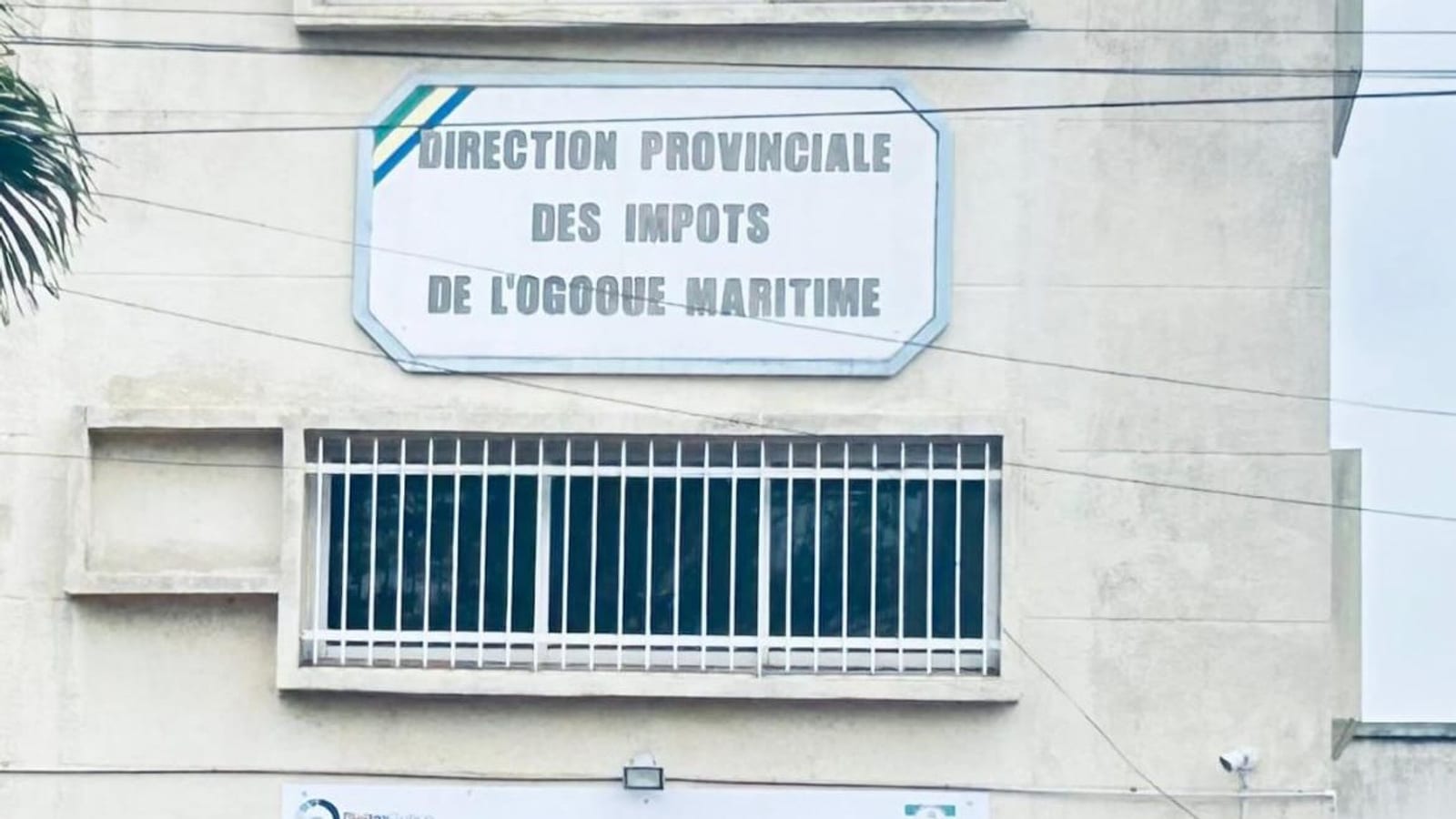 Agent de la Direction provinciale des Impôts en visite dans un commerce de Port-Gentil