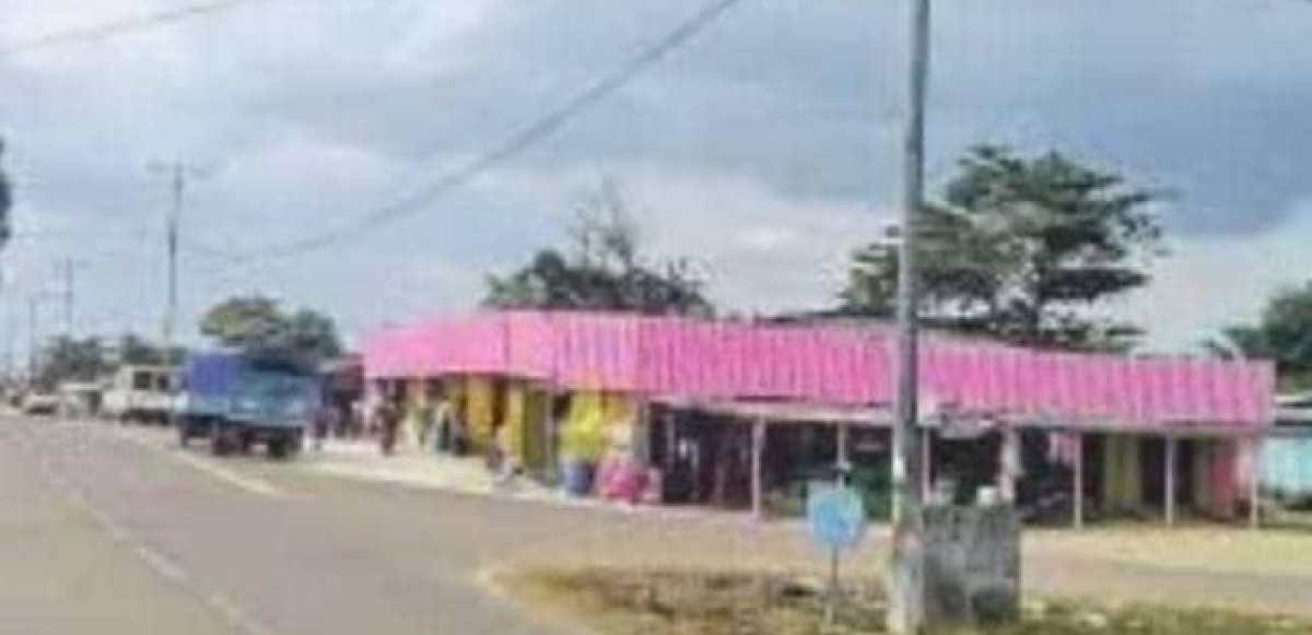 Ruelle d'un village de la Ngounié au Gabon, avec des habitations modestes en fin de journée.