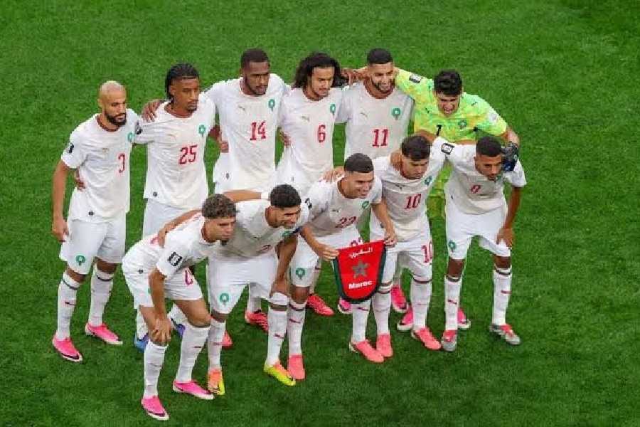Stade de football illuminé avant un match de Coupe du monde