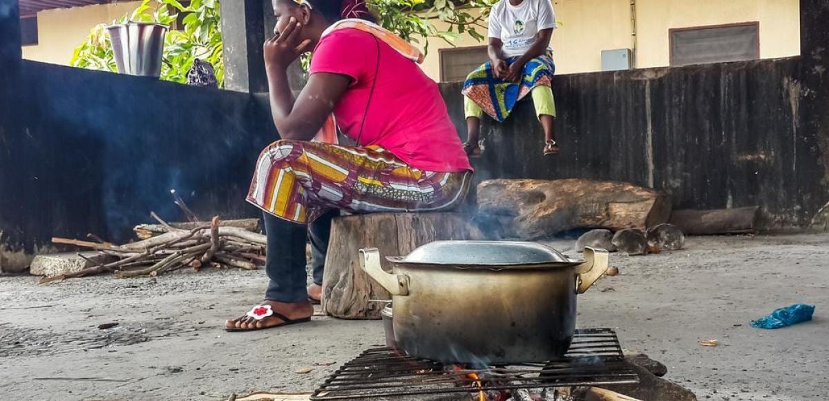 Rue animée d'une ville gabonaise avec passants et commerces