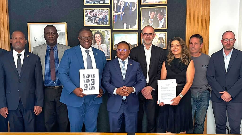 Représentants de BGFI Business School et de Paris Dauphine Tunis signant un accord de coopération lors d'une cérémonie officielle