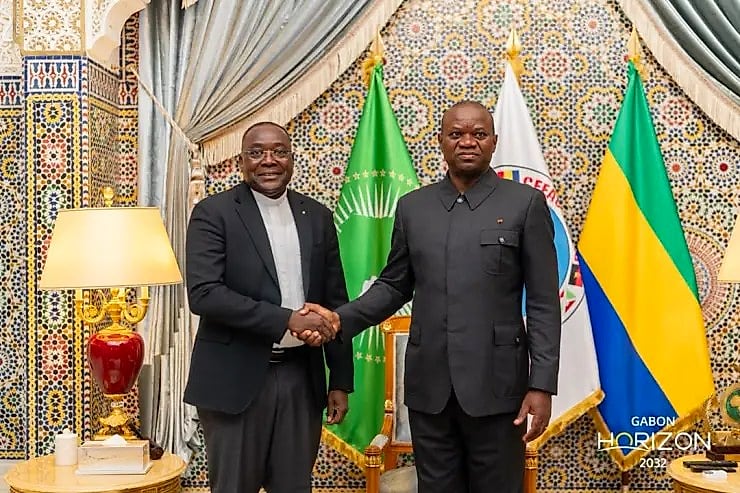Le chef de l'État gabonais serre la main du Supérieur général de la Congrégation du Saint-Esprit lors d'une audience au palais présidentiel.