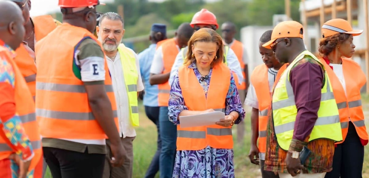 Chantier de construction d'un bâtiment médical à Akanda, au Gabon.