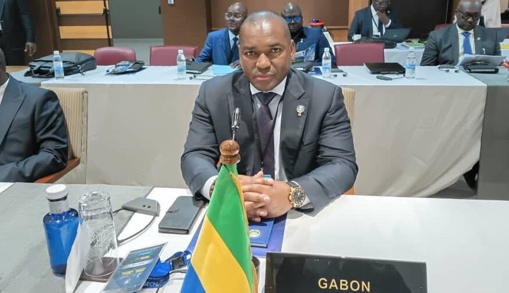 Salle de réunion avec ministres et drapeaux africains lors d'une session de l'ASECNA