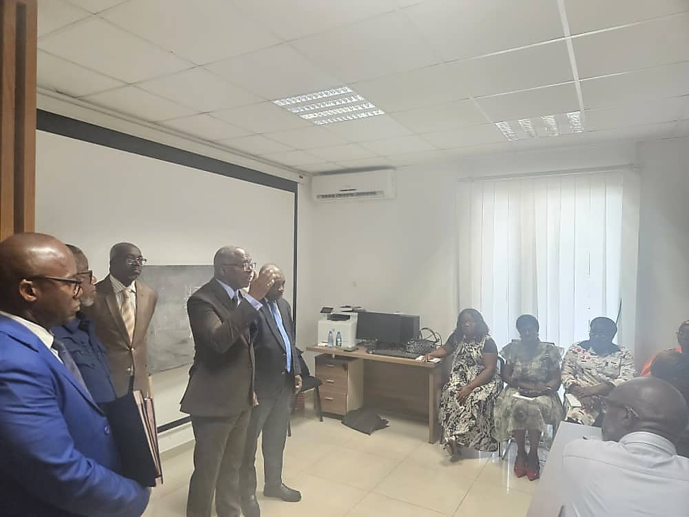 Salle d'examen avec candidats et agents de surveillance lors d'un concours professionnel à Libreville