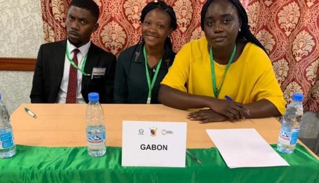 Étudiants en toge plaidant devant un jury lors d'un concours universitaire
