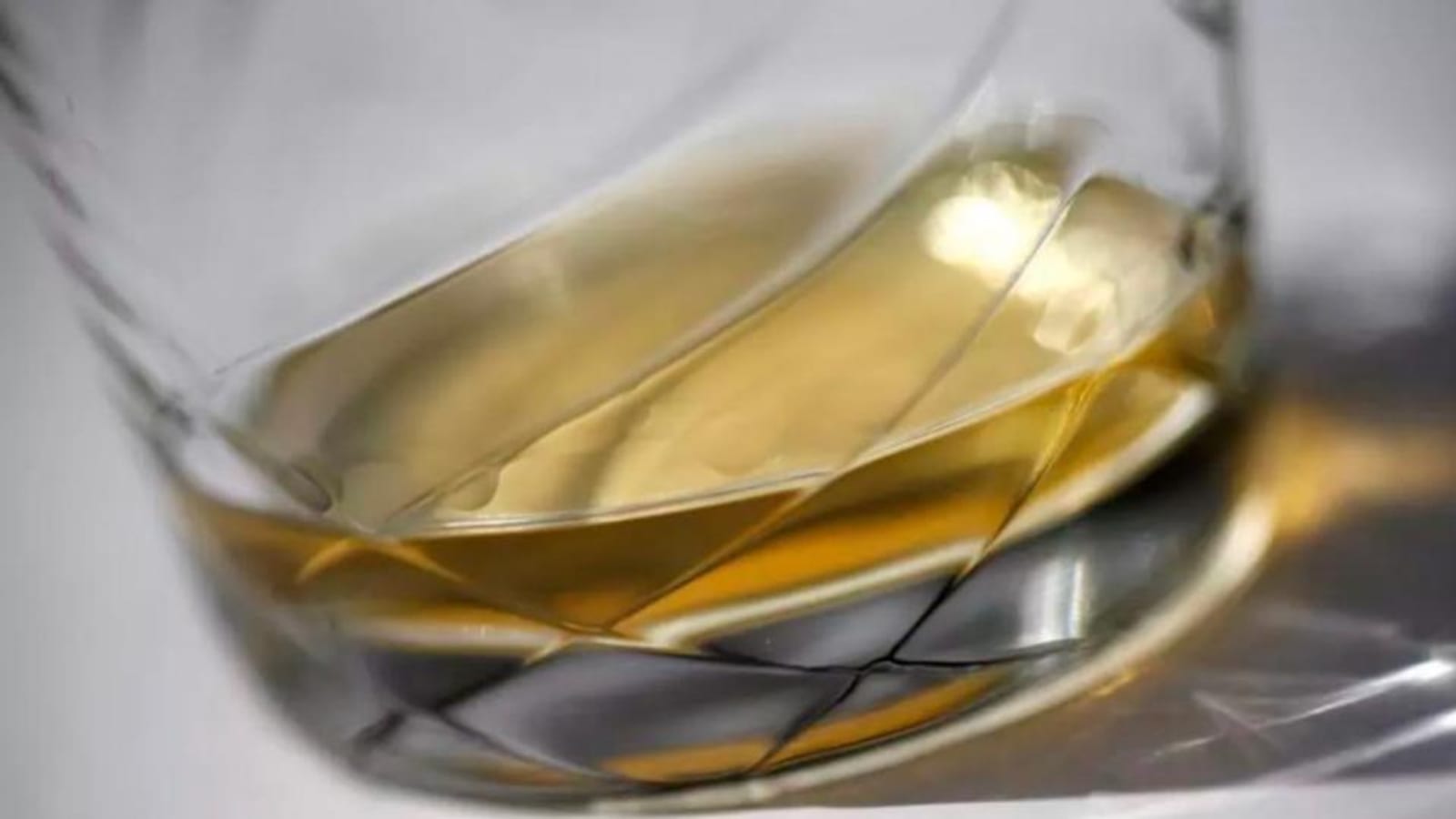 Étagère de commerce présentant des bouteilles d'alcool dans une boutique au Gabon
