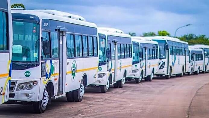 Bus de transport public urbain circulant dans une rue de Libreville