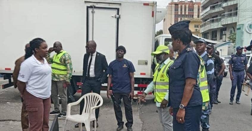 Espace public dégagé dans une rue de Libreville avant les festivités