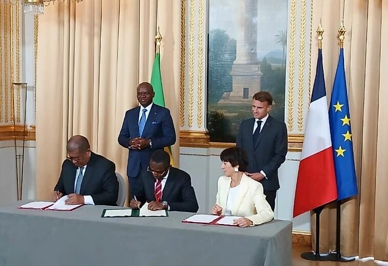 Cérémonie de signature d'un accord entre représentants du Gabon et du groupe minier Eramet