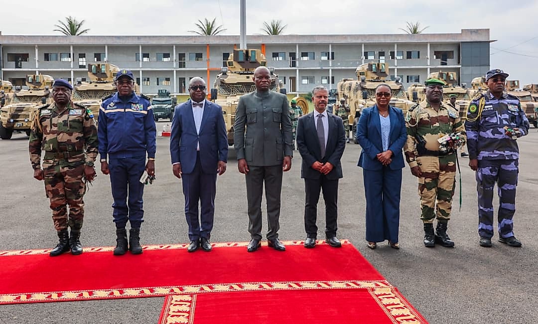 Véhicules blindés militaires alignés lors d'une cérémonie officielle à Libreville