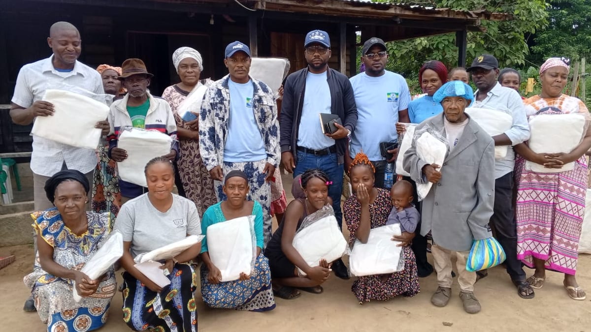 Foule assistant à une compétition sportive locale dans un village de l'Ogooué-Ivindo au Gabon
