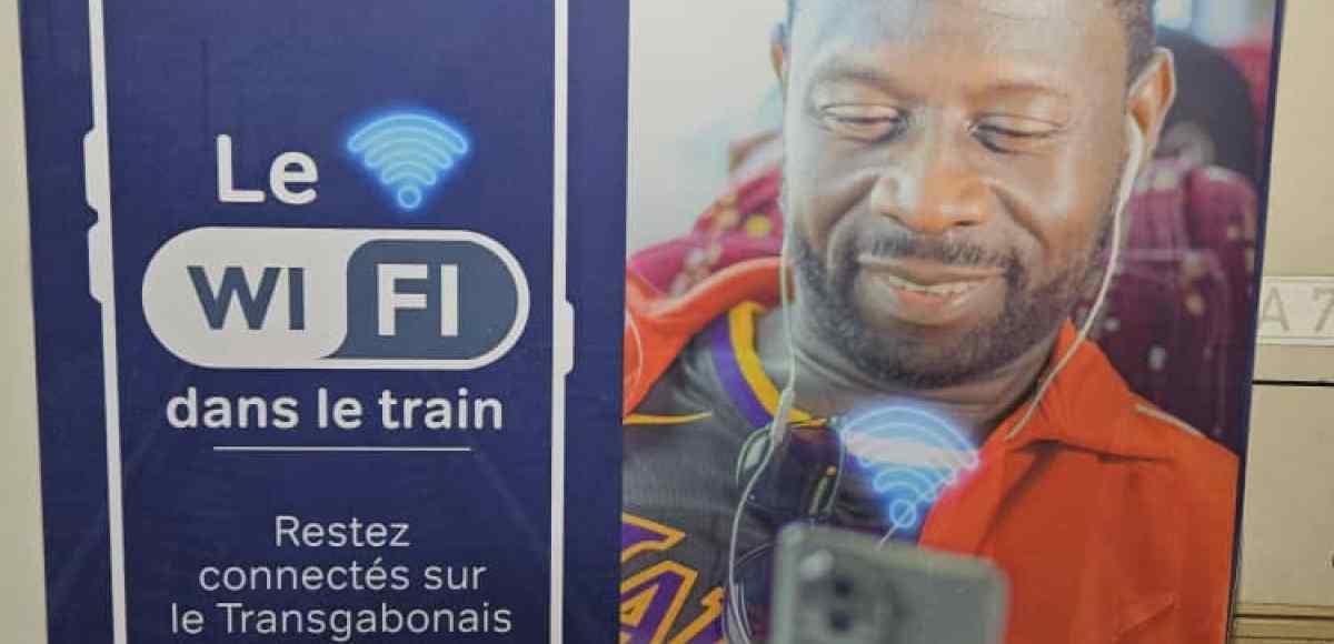 Wagon de voyageurs du Transgabonais avec sièges et écran d'information au plafond