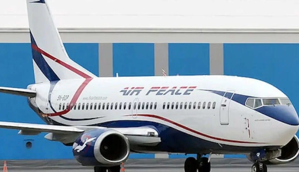 Avion de ligne sur le tarmac d'un aéroport africain