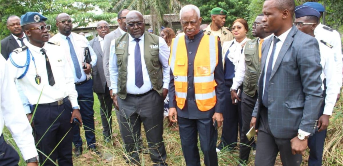 Rue animée de Libreville avec commerces et véhicules