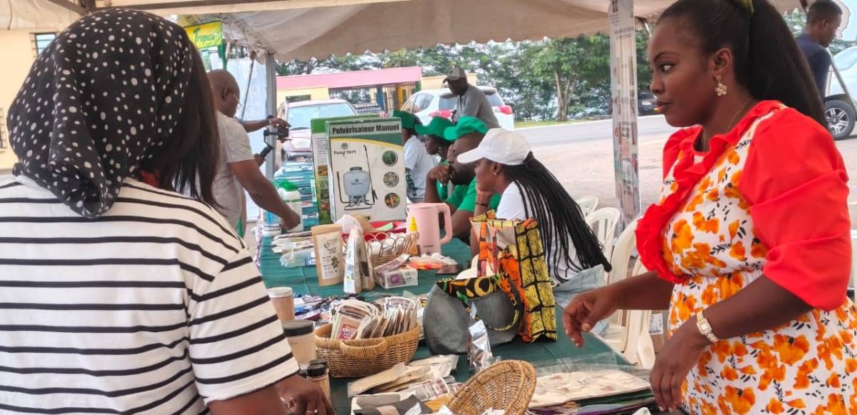 Exposition de produits agricoles lors d'un événement en plein air au Gabon