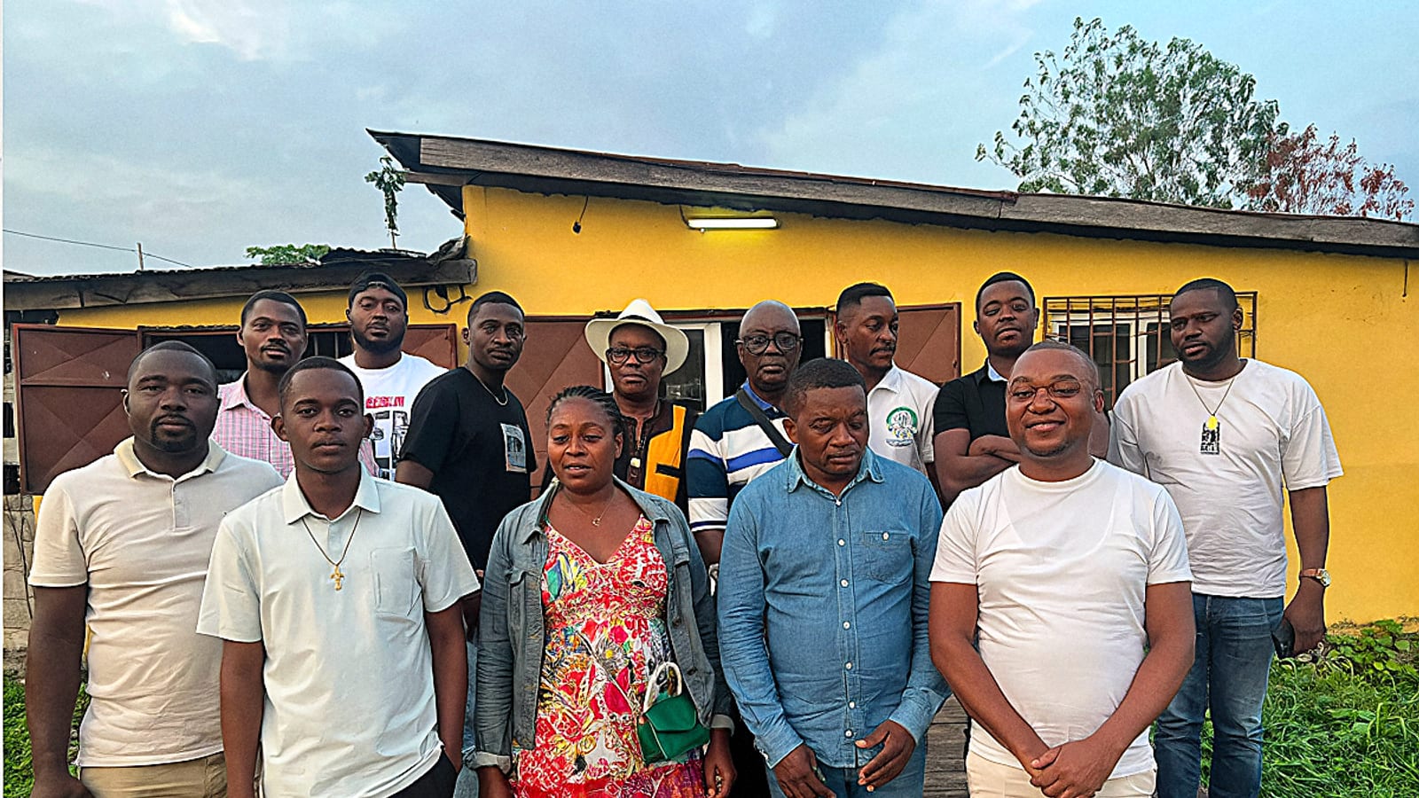 Illustration symbolisant une réunion de membres d'un collectif culturel gabonais à Libreville.