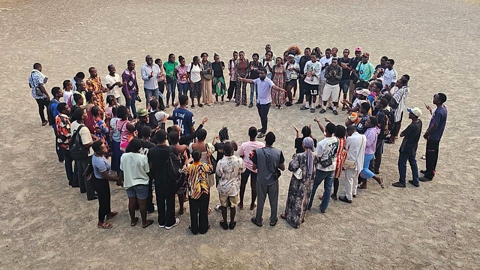 Groupe d'élèves gabonais en séance de révision scolaire
