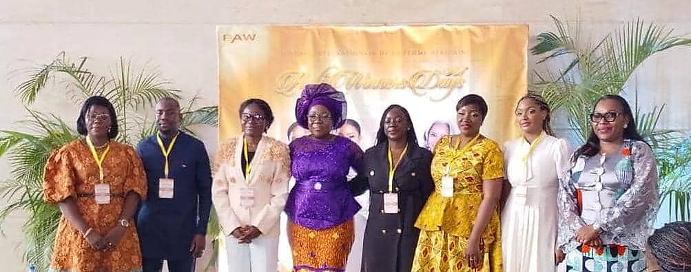Stands d'exposition avec des visiteurs lors du lancement des Antô Winners Days à Libreville