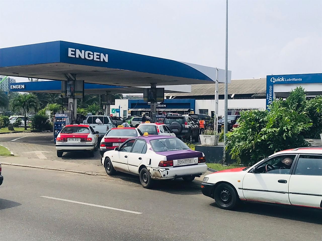 Station-service au Gabon avec automobilistes faisant le plein de carburant