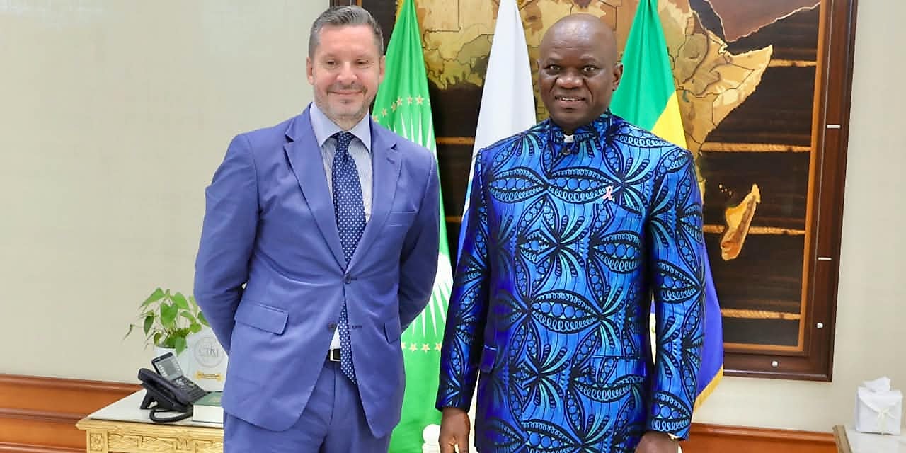 Le président gabonais Brice Clotaire Oligui Nguema recevant l'ambassadeur d'Italie Stefano Moscatelli au palais présidentiel.