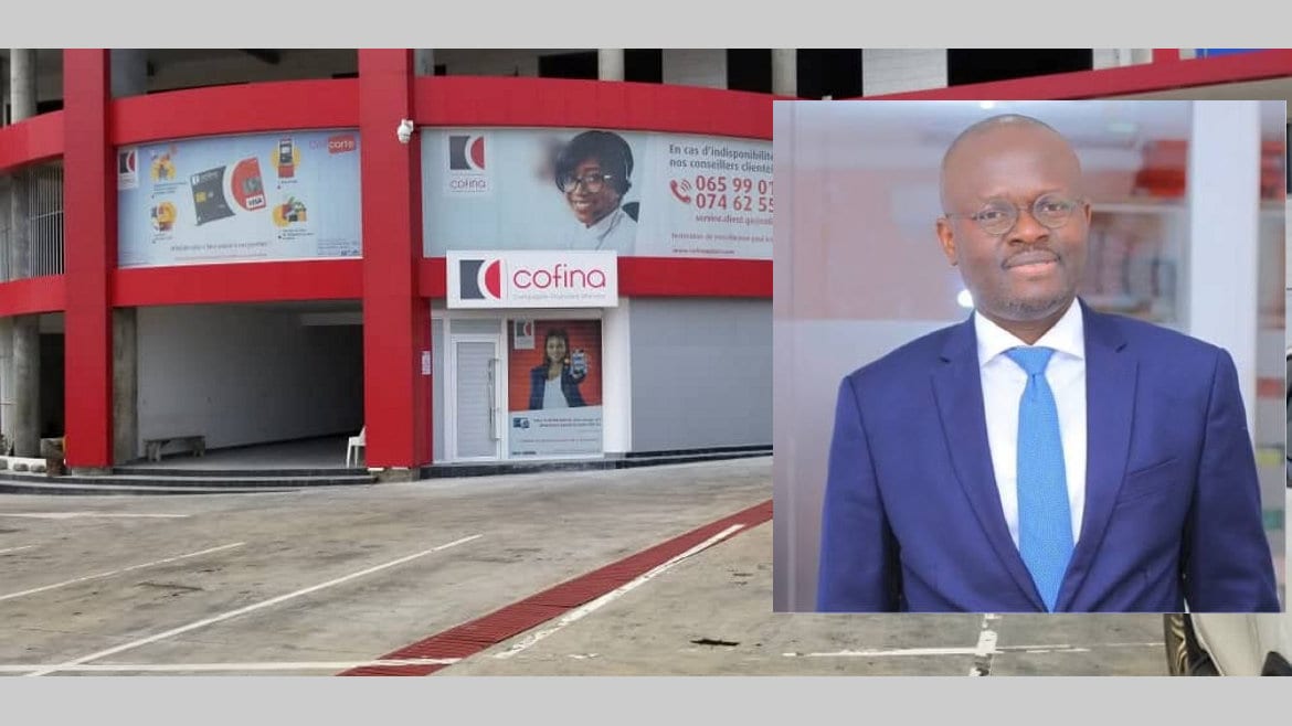 Agence de microfinance avec clients au guichet
