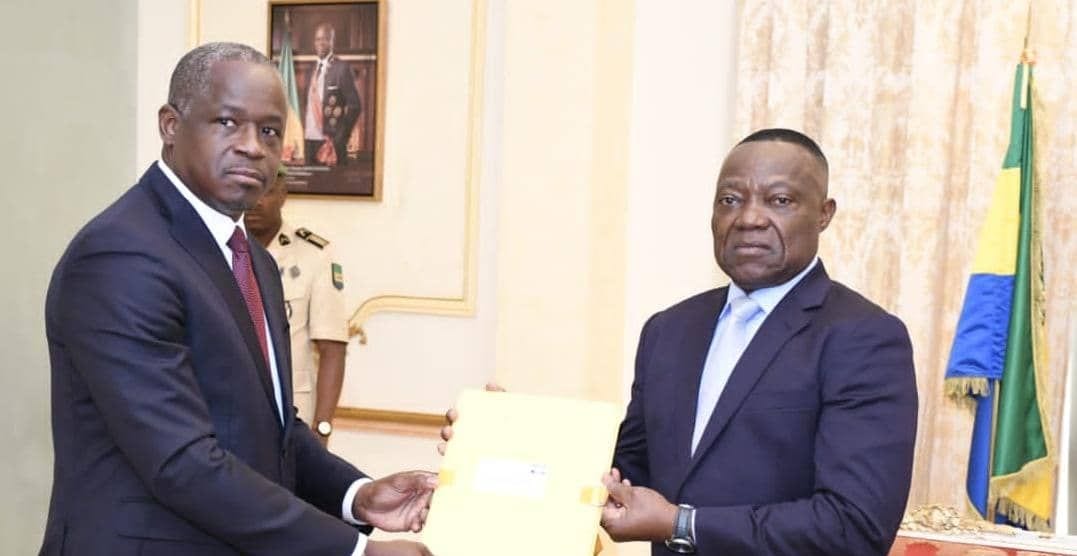 Cérémonie officielle de remise d'un rapport administratif entre deux personnalités gabonaises