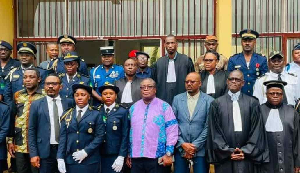 Officiers de police judiciaire prêtant serment dans une salle d'audience