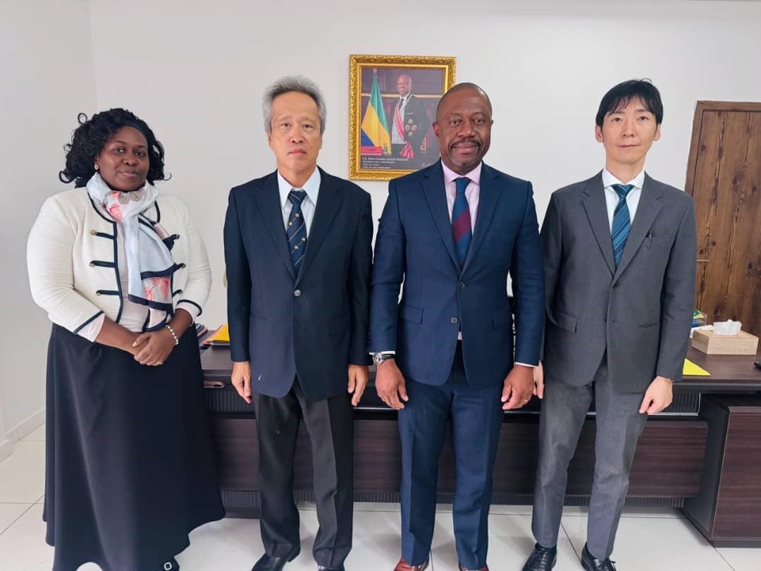 Parcelle agricole au Gabon avec des personnes en discussion au premier plan
