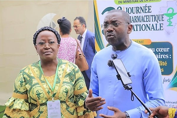 Intérieur d'une pharmacie au Gabon avec des médicaments rangés sur étagères