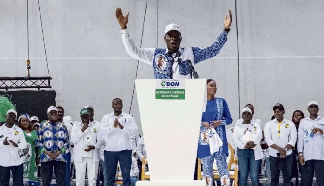 Drapeau gabonais flottant devant un bâtiment institutionnel à Libreville