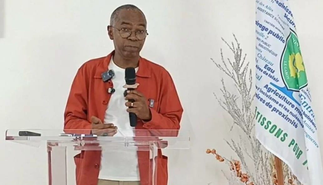 Un élu s'exprimant devant des journalistes lors d'une conférence de presse