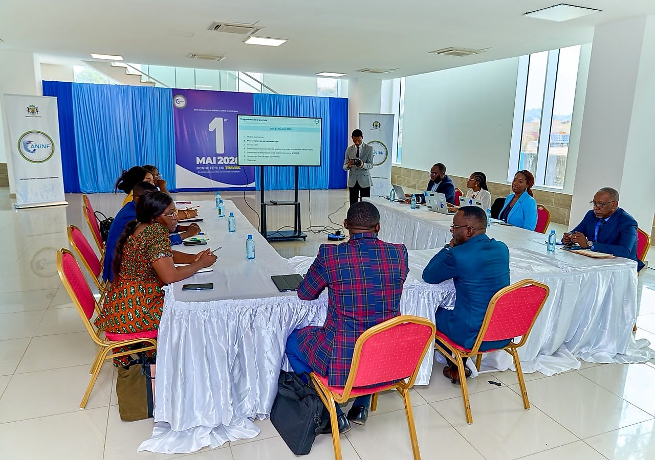 Agents en formation informatique dans une salle de la Tour ANINF