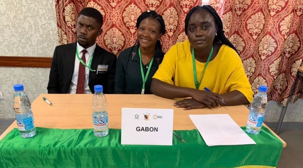 Étudiants participant à un concours de plaidoirie en droit des affaires devant un jury