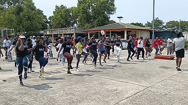 Participants à une matinée sportive sur un terrain à Port-Gentil, au Gabon