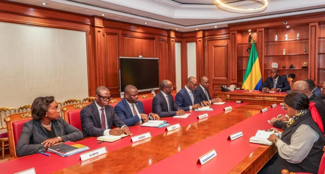 Salle de réunion officielle avec drapeaux gabonais lors d'un Conseil de cabinet