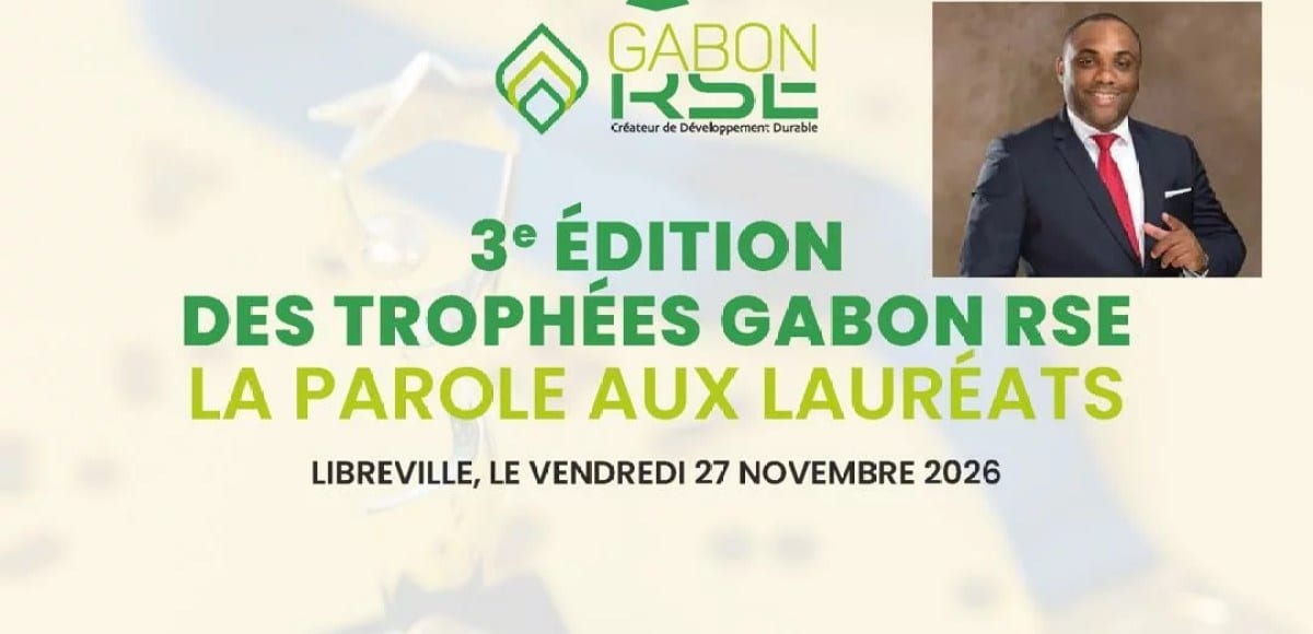 Trophée posé sur une table lors d'une cérémonie d'entreprise