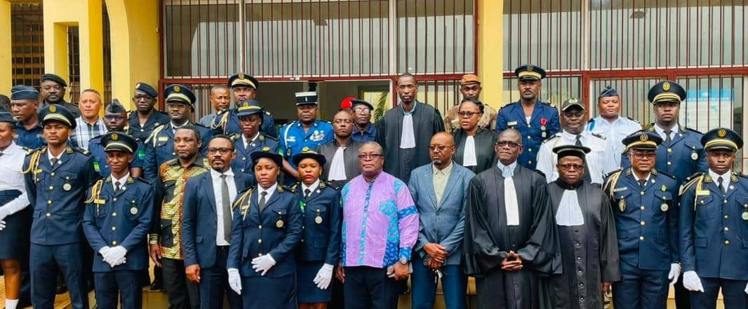 Officiers de police judiciaire prêtant serment dans une salle d'audience