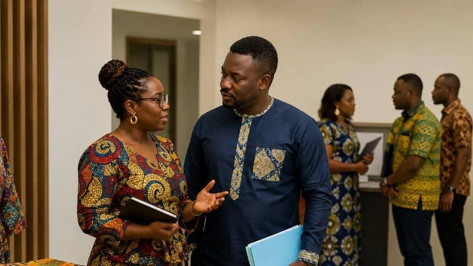 Agents de l'administration publique gabonaise portant des tenues traditionnelles africaines dans un bureau