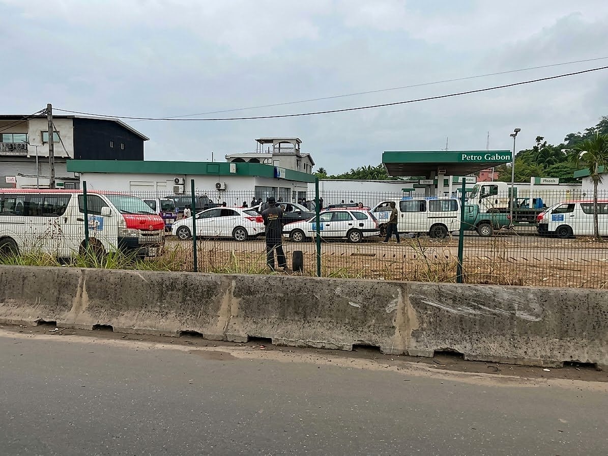 Voitures faisant la queue à une station-service de Libreville