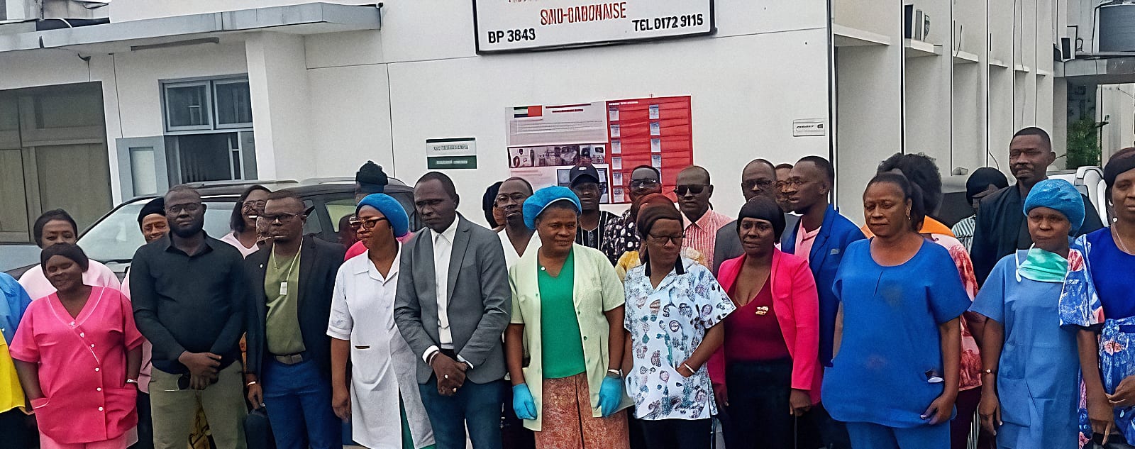 Vue extérieure d'un bâtiment hospitalier à Libreville