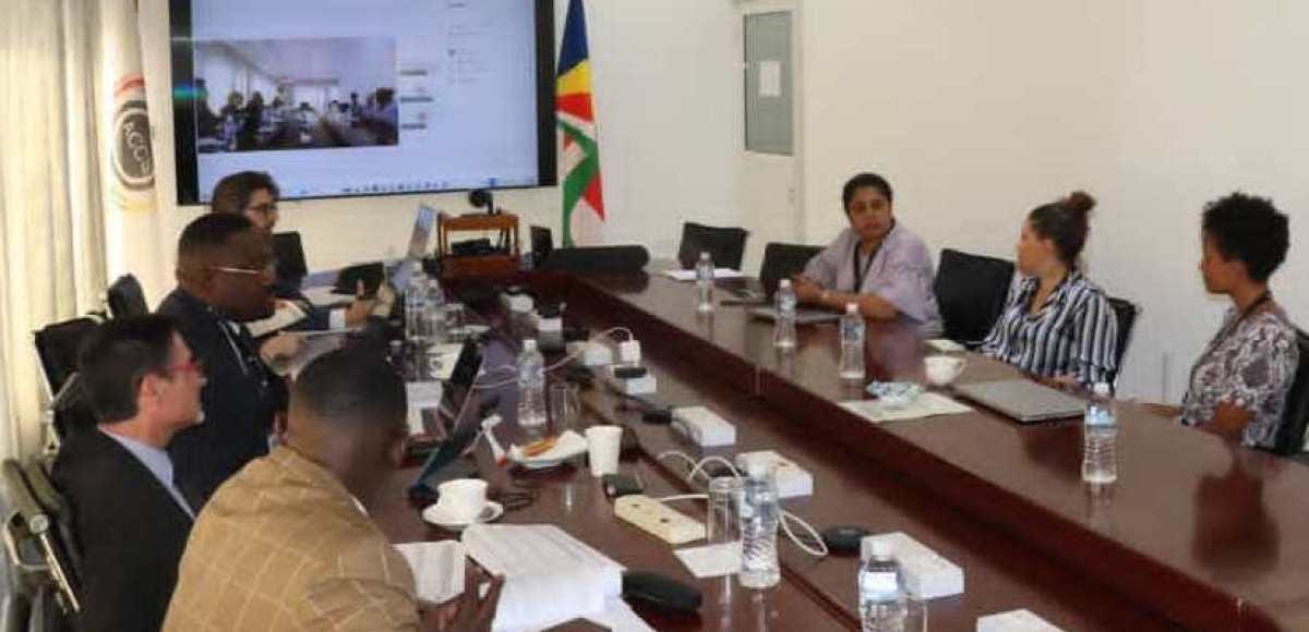 Illustration reliant le Gabon et les Seychelles autour du thème de la transparence