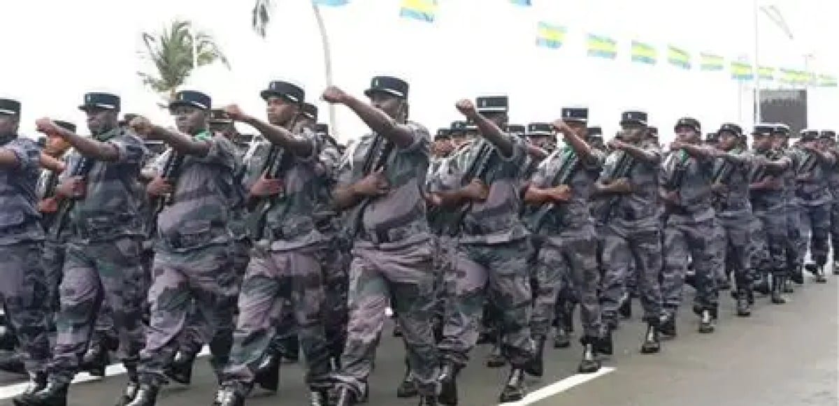 Bâtiment officiel gabonais avec le drapeau national du Gabon