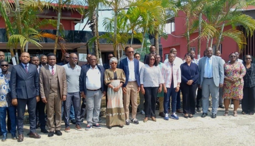 Agents publics assis en salle de formation devant des ordinateurs lors d'un atelier de digitalisation