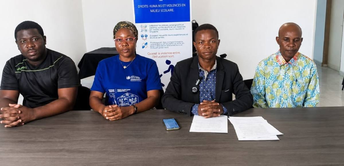 Personne s'exprimant devant un micro lors d'une déclaration publique à Libreville