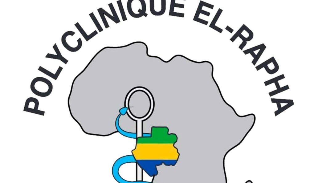 Entrée d'une clinique à Libreville avec des patients en attente