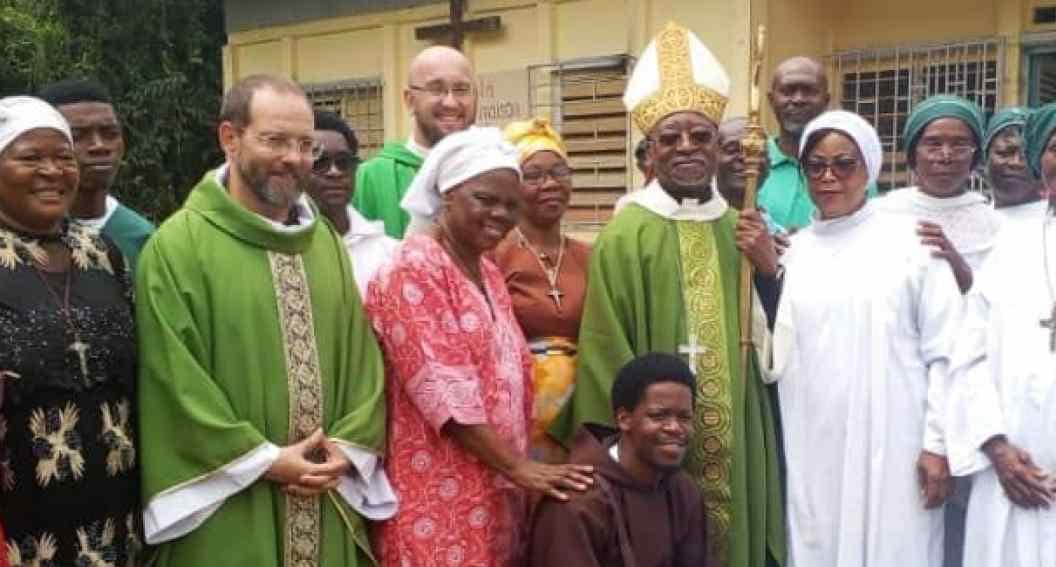 Chapelle rurale entourée de fidèles lors d'une célébration au Gabon