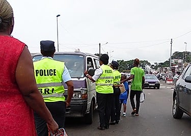 Agent de contrôle vérifiant les prix sur un étal de marché à Libreville